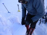 El 2010, sólo encontramos hielo y nieve polvo, en esta oportunidad íbamos preparados con 50 sacos de papas para poder construir un buen muro con nieve polvo