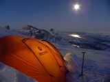 Los Cuernos del Paine y el reflejo de la luna en los lagos desde nuestro campamento.... una vista sencillamente sobrecogedora