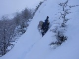 Pachi luchando para abrir huella, en las zonas con pendiente la nieve nos llegaba a la cintura y a veces más