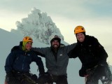 Pachi, Camilo y Seba junto a su objetivo, la cumbre principal del Paine Grande