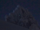 La tenue luz de las linternas delata la posición de los escaladores en las primeras horas de la noche